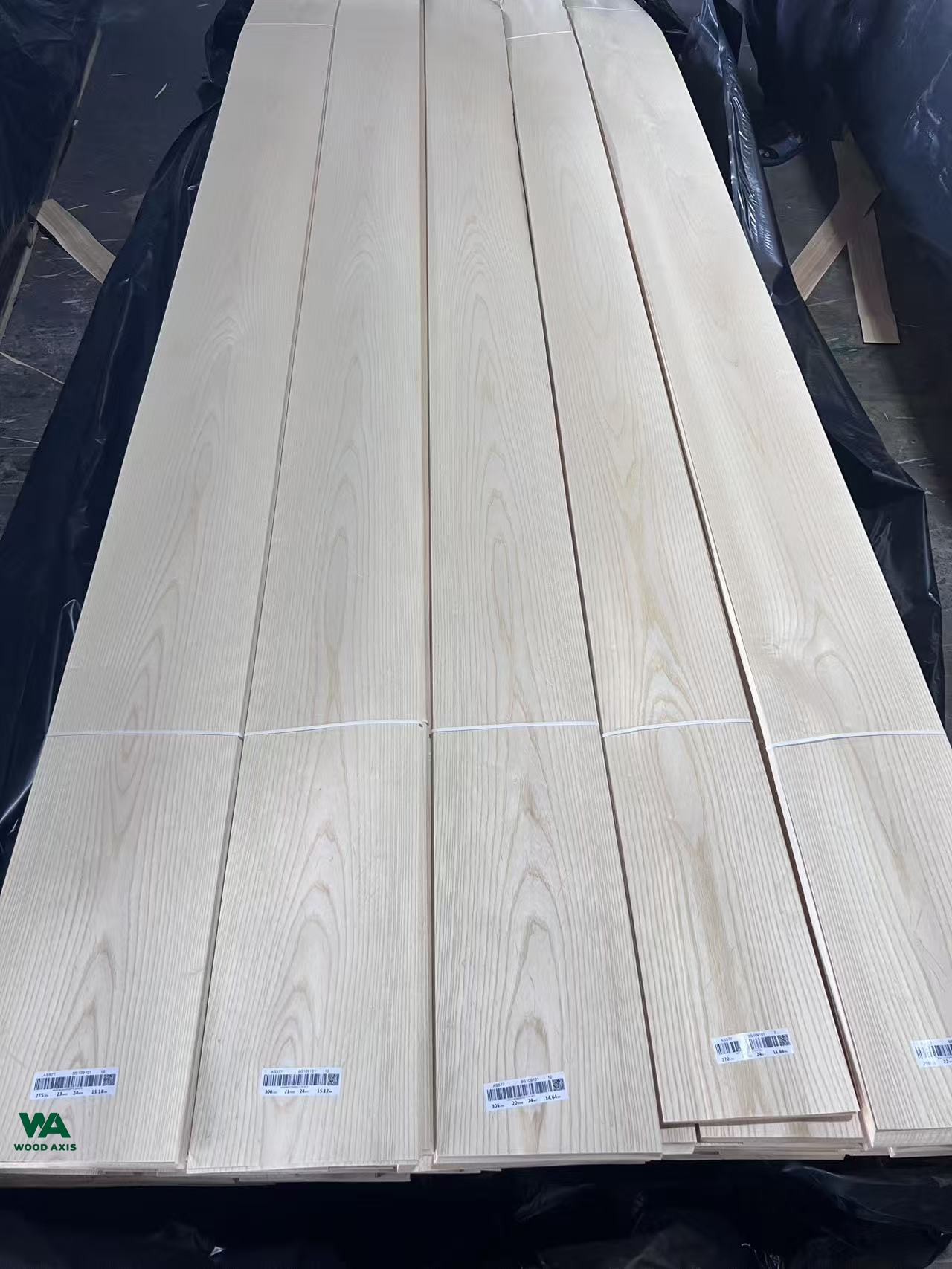 Blog 5 Close-up view of white ash veneer texture showing clear and uniform wood grain pattern.