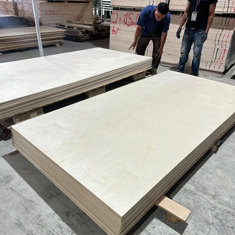 High-resolution image of smooth, light-toned birch plywood face veneer showing fine grain texture and uniform multi-ply core edge.